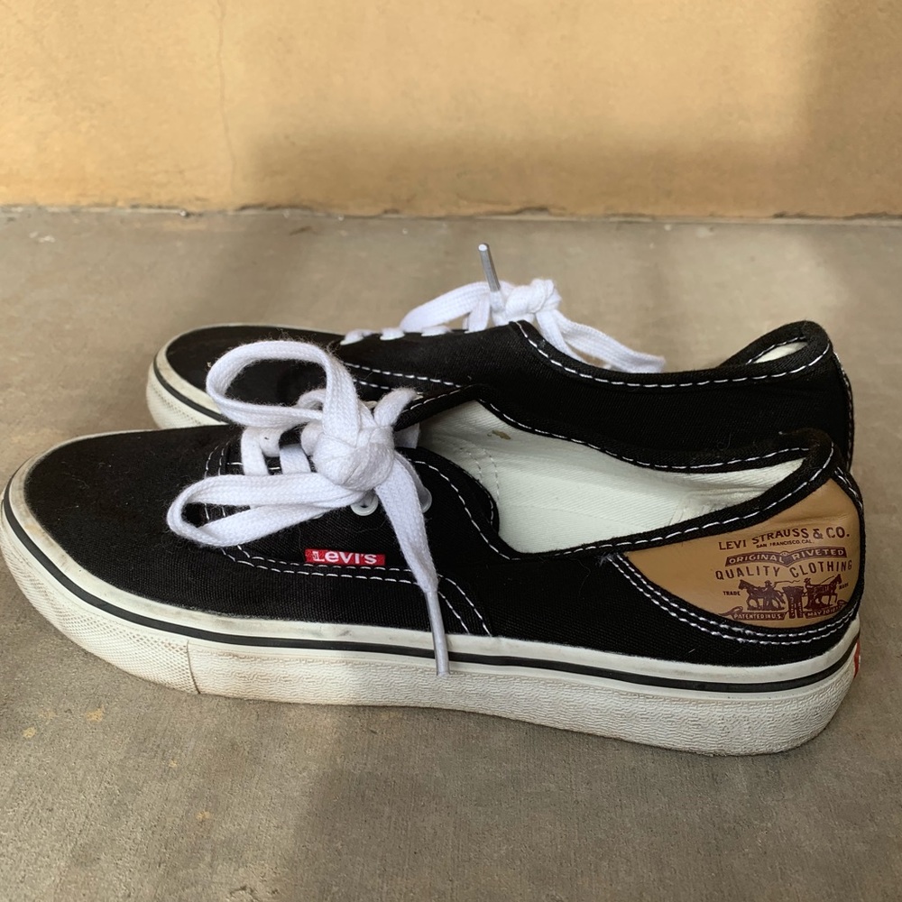 Levi’s black canvas shoes kids size 4